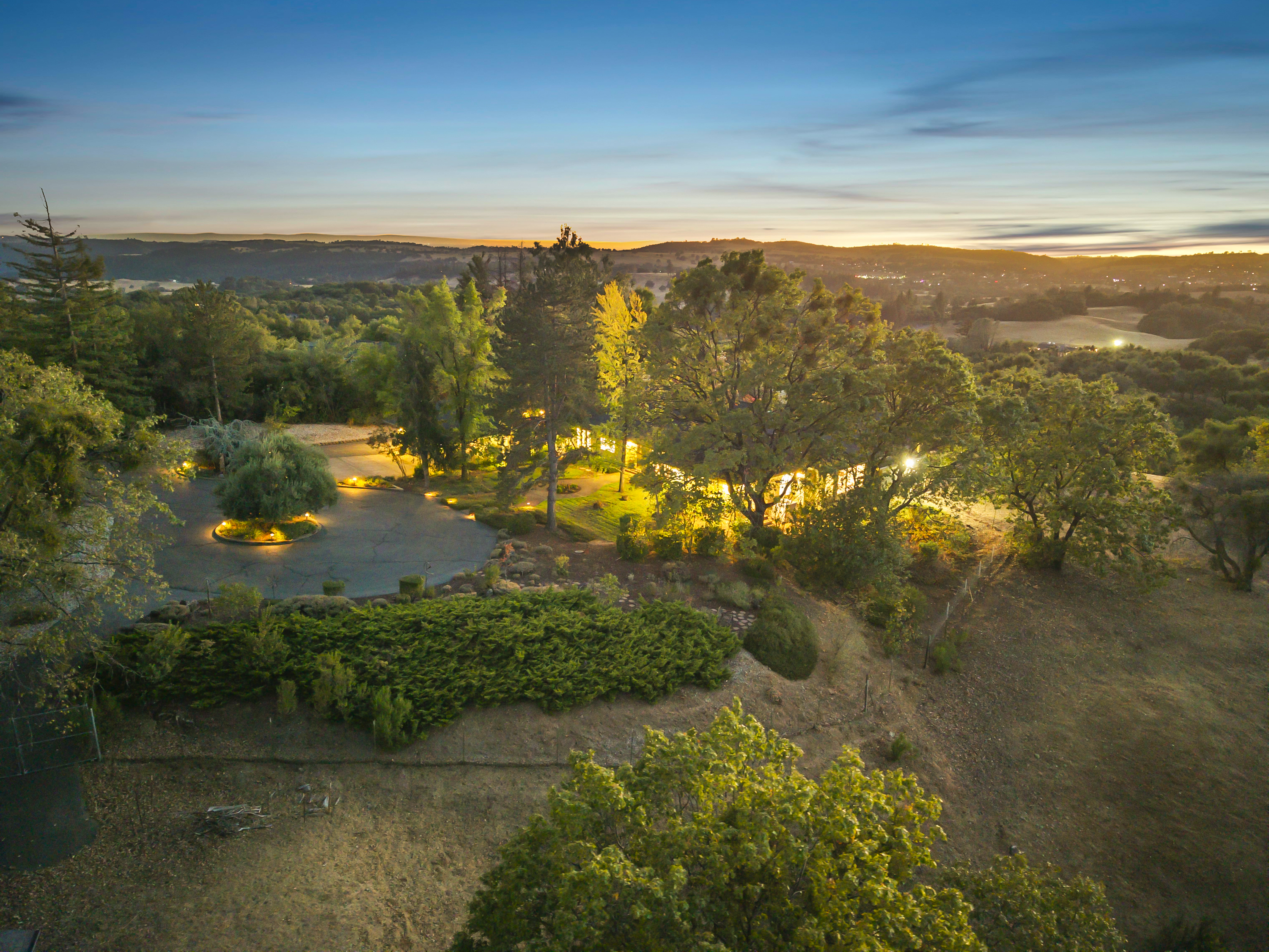  Sweeping Views. Gated Privacy. Minutes from Town - 物件實景
