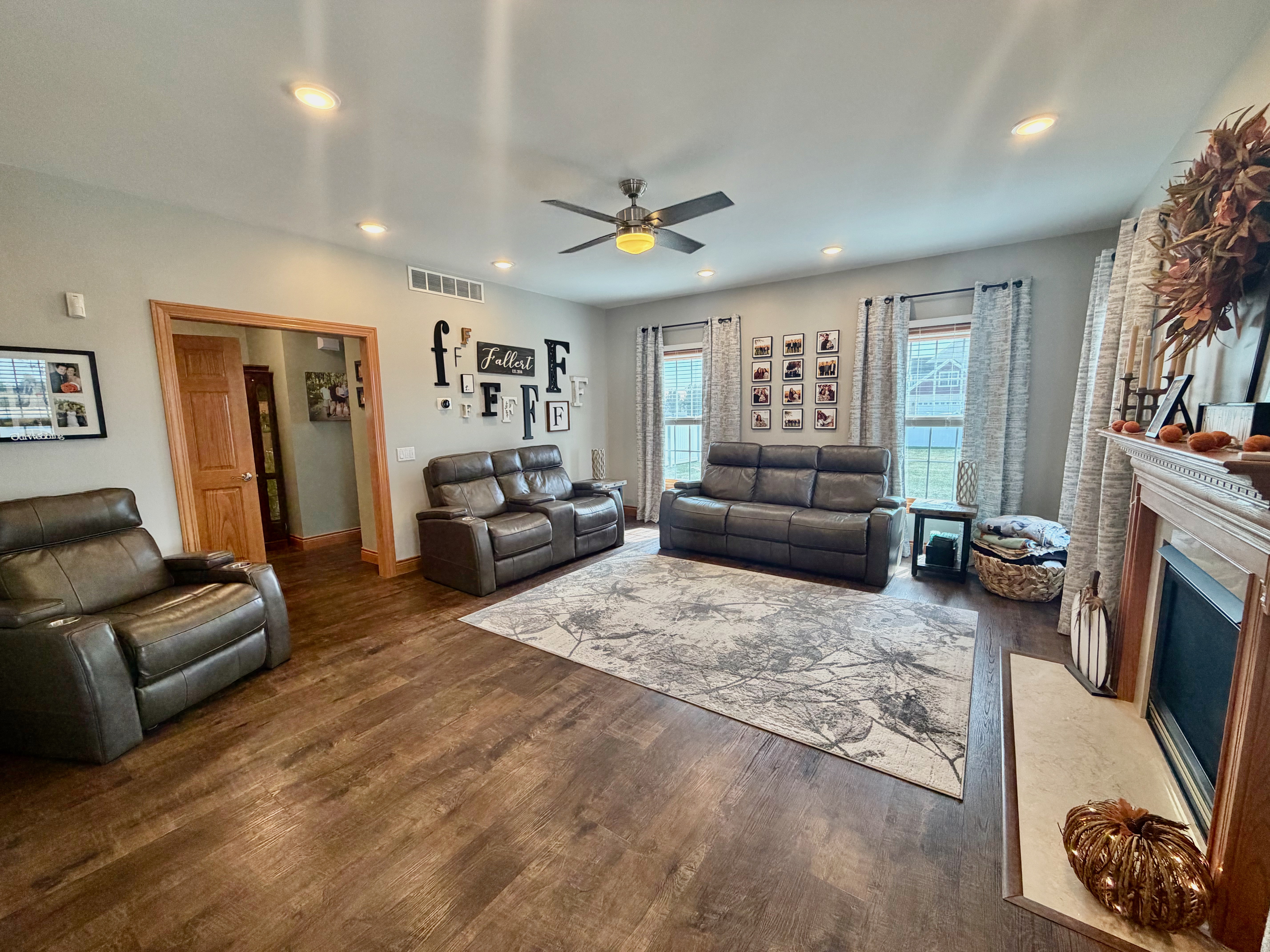 Effingham, Illinois, 62401, United States, 5 Bedrooms Bedrooms, ,5 BathroomsBathrooms,Residential,For Sale,1981428