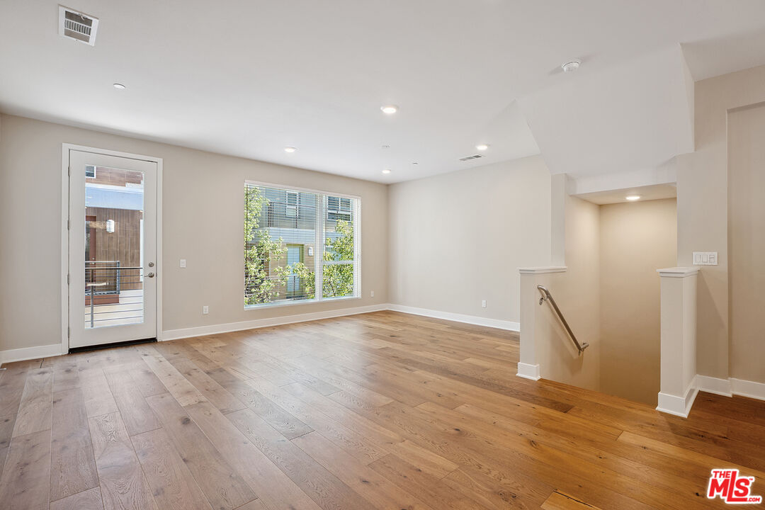 Los Angeles, California, 90068, United States, 3 Bedrooms Bedrooms, ,4 BathroomsBathrooms,Residential,For Sale,1891142