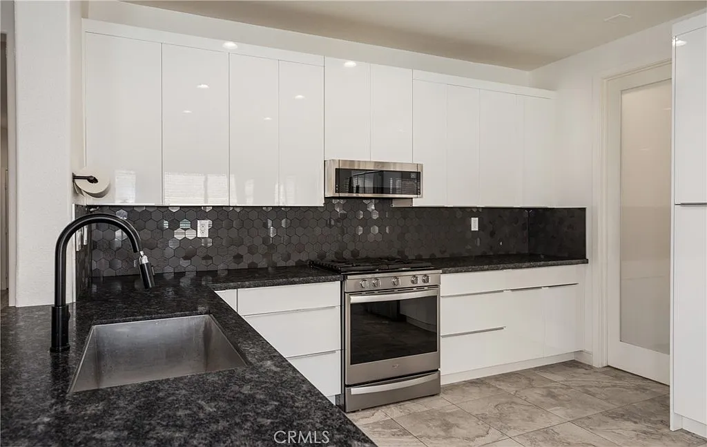 Victorville, California, 92395, United States, 5 Bedrooms Bedrooms, ,3 BathroomsBathrooms,Residential,For Sale,1976138