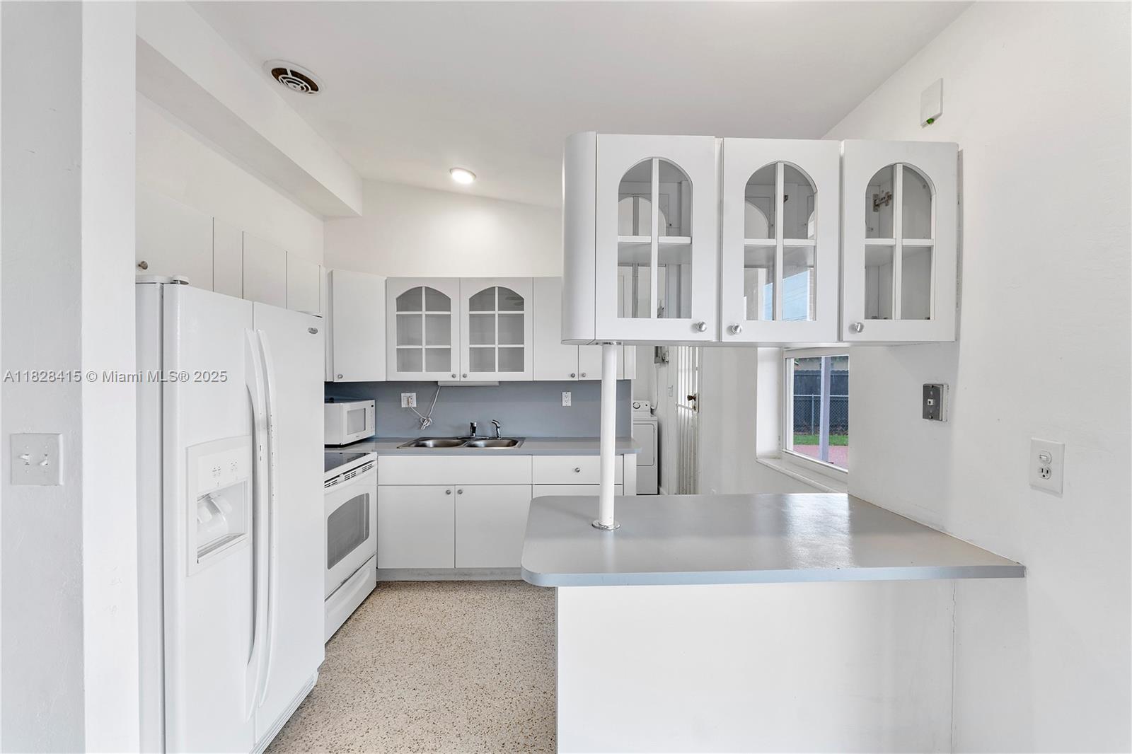 Miami, Florida, 33165, United States, 3 Bedrooms Bedrooms, ,2 BathroomsBathrooms,Residential,For Sale,1882304