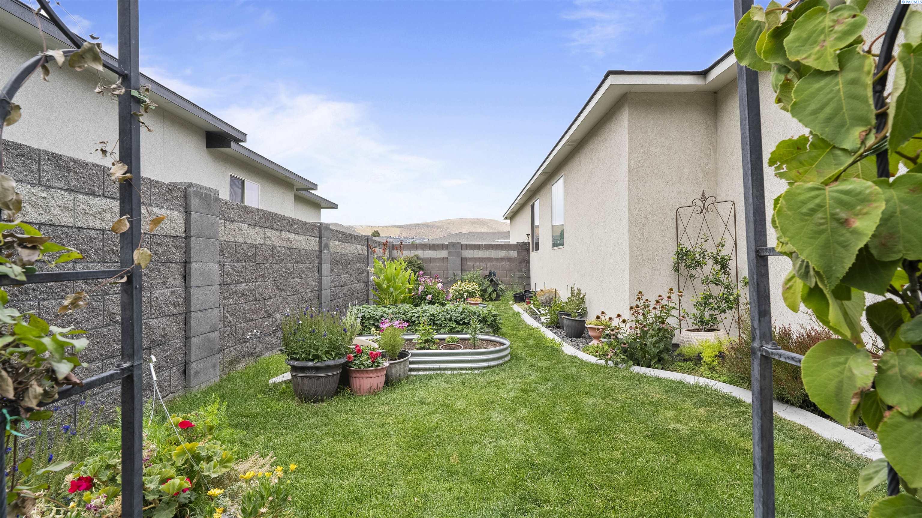 Richland, Washington, 99352, United States, 4 Bedrooms Bedrooms, ,2 BathroomsBathrooms,Residential,For Sale,1906594