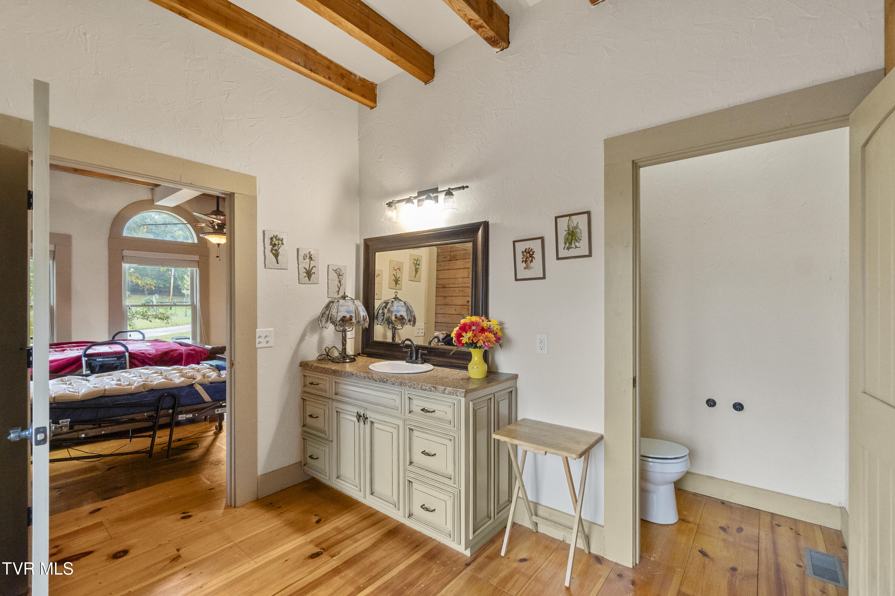 Greeneville, Tennessee, 37745, United States, 5 Bedrooms Bedrooms, ,4 BathroomsBathrooms,Residential,For Sale,1981962