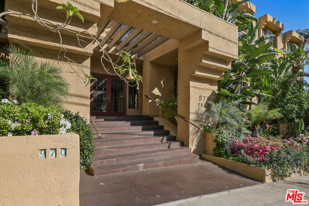 West Hollywood, California, 90069, United States, 1 Bedroom Bedrooms, ,1 BathroomBathrooms,Residential,For Sale,1987979