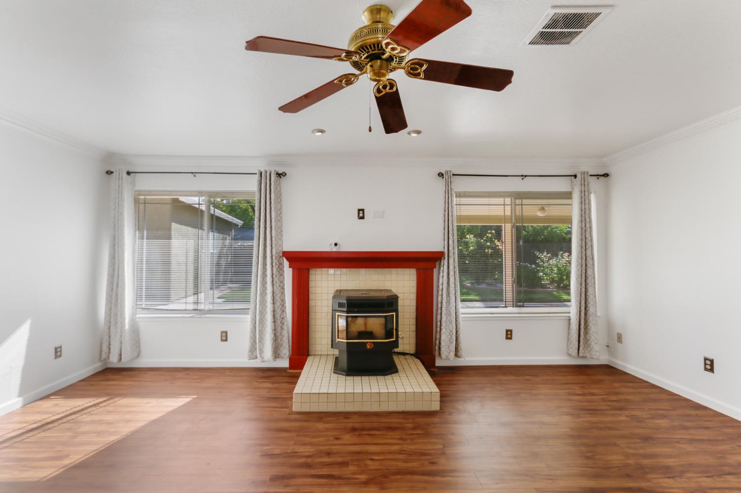 Elk Grove, California, 95624, United States, 4 Bedrooms Bedrooms, ,3 BathroomsBathrooms,Residential,For Sale,1987914