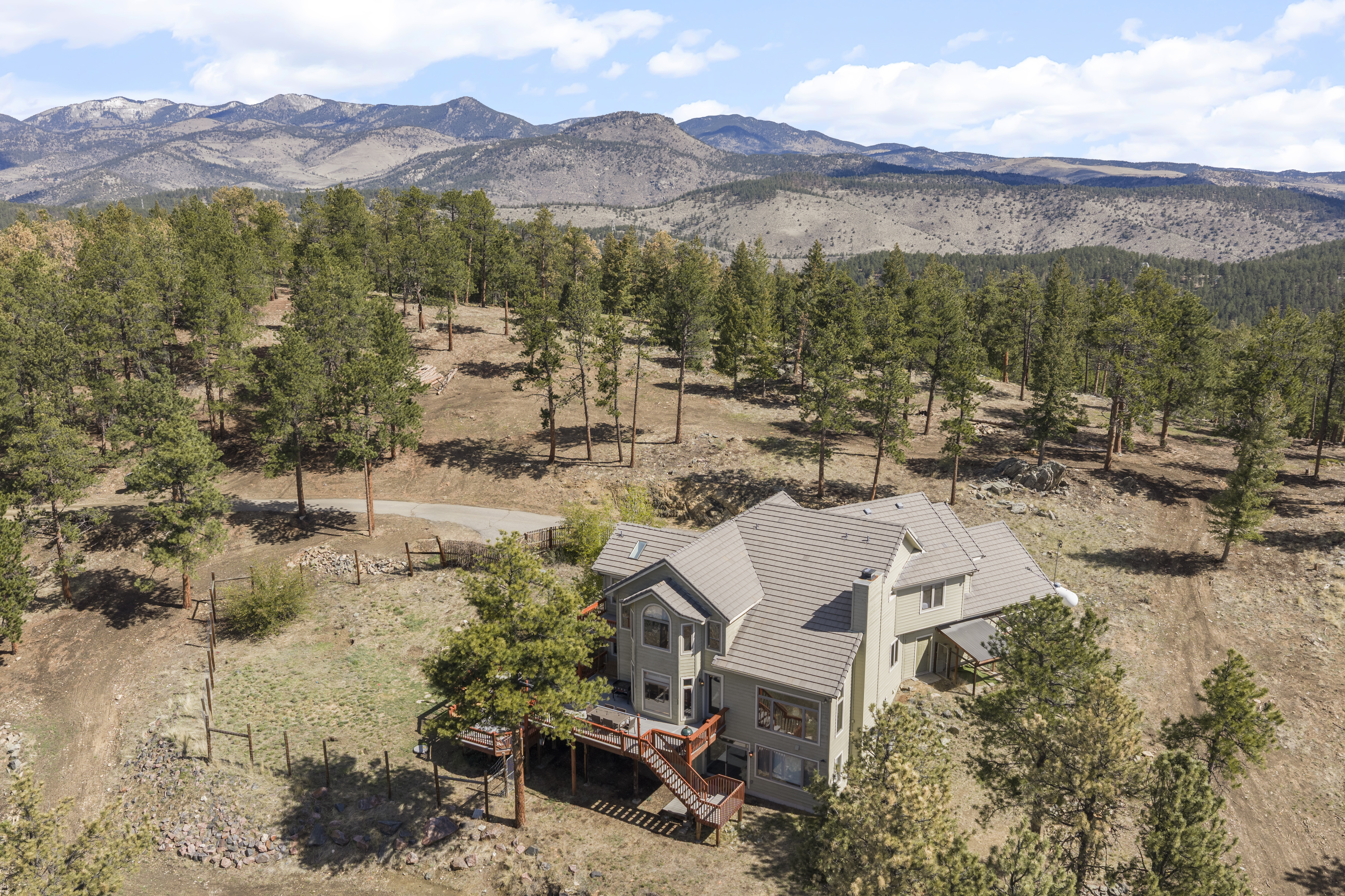  Set on 10+ private acres in the sought-after Ruby Ranch enclave - 物件實景