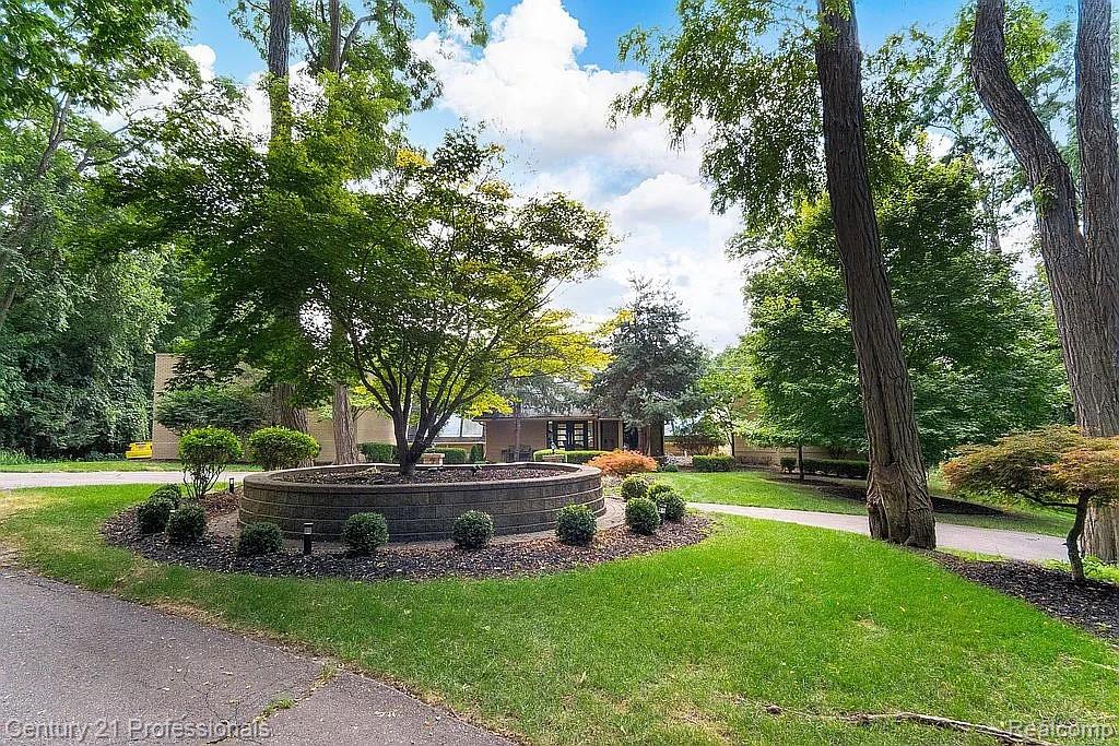 OrchardLake, Michigan, 48323, United States, 5 Bedrooms Bedrooms, ,5 BathroomsBathrooms,Residential,For Sale,1980200