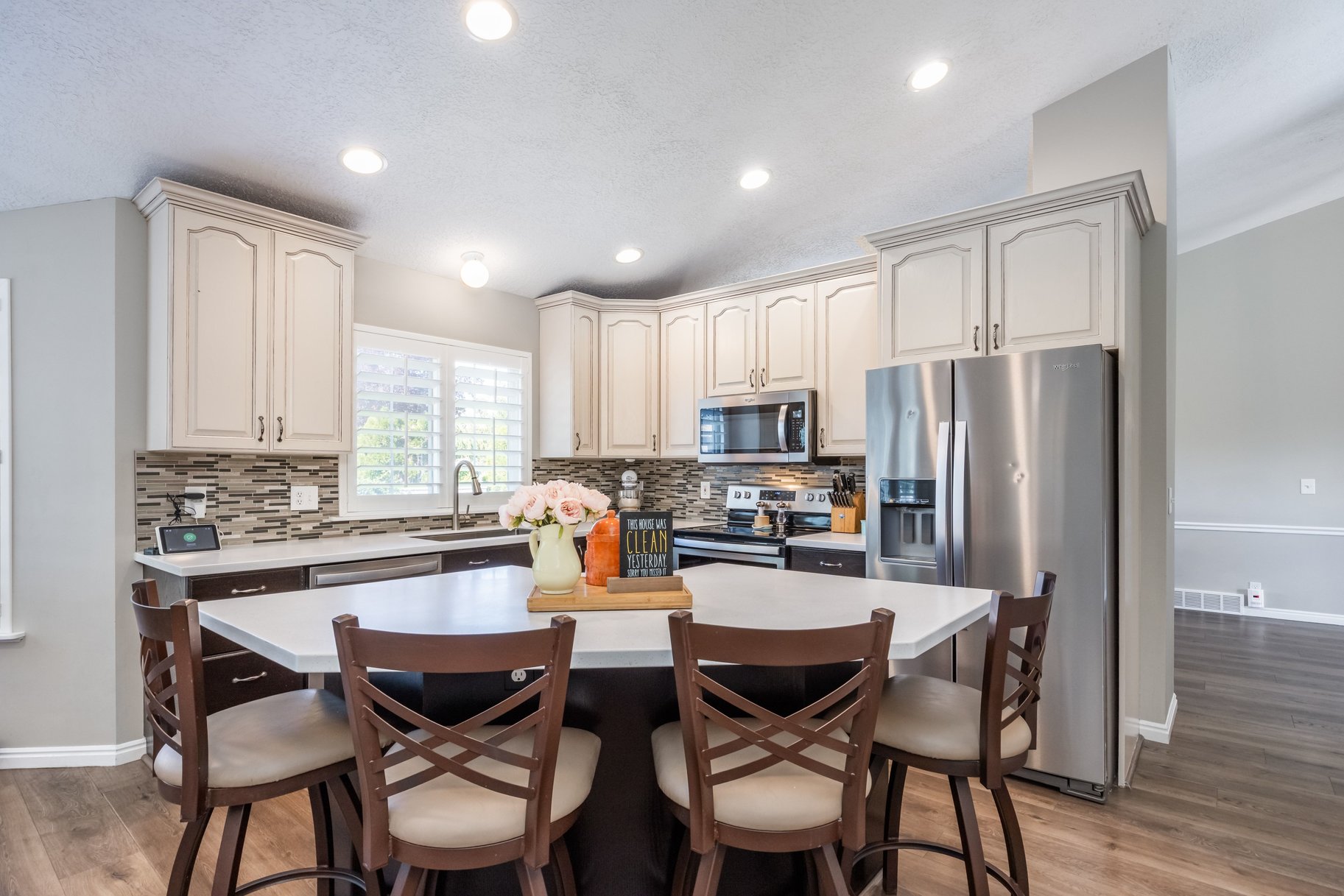  Multigenerational Living in South Jordan: 5 Beds, 2 Kitchens, 0.33-Acre Lot - 物件實景