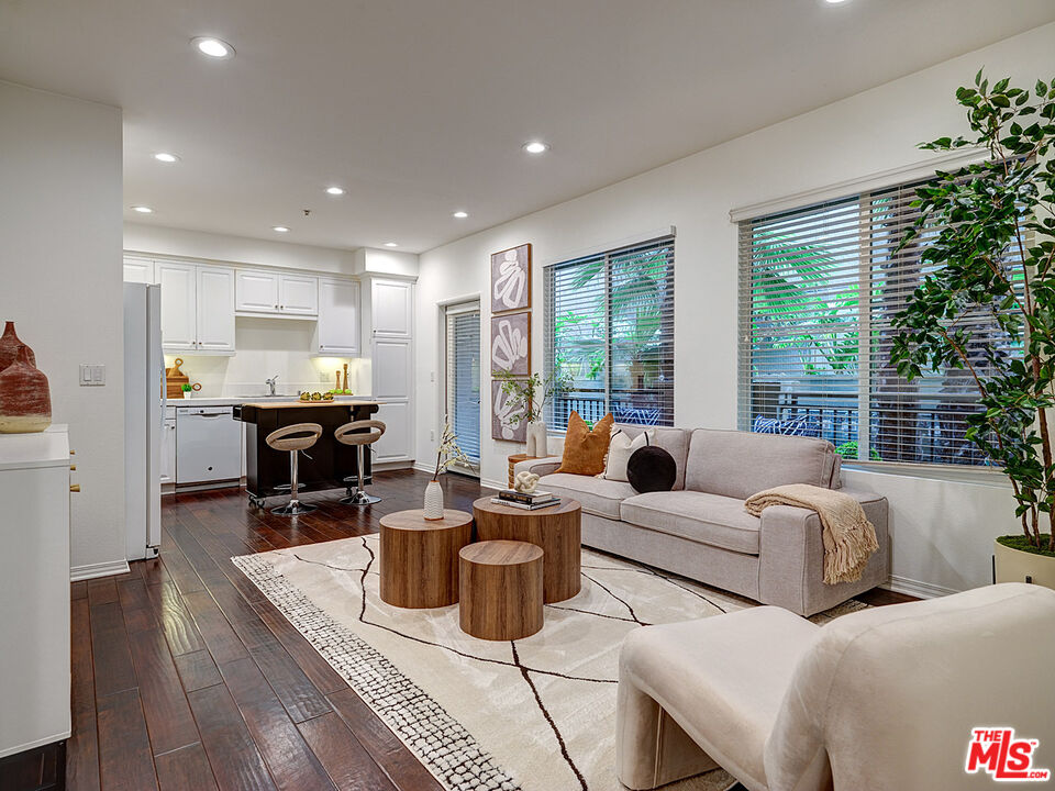 Playa Vista, California, 90094, United States, 2 Bedrooms Bedrooms, ,2 BathroomsBathrooms,Residential,For Sale,1917212