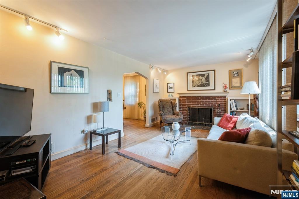 Cresskill, New Jersey, 07626, United States, 3 Bedrooms Bedrooms, ,2 BathroomsBathrooms,Residential,For Sale,1987908