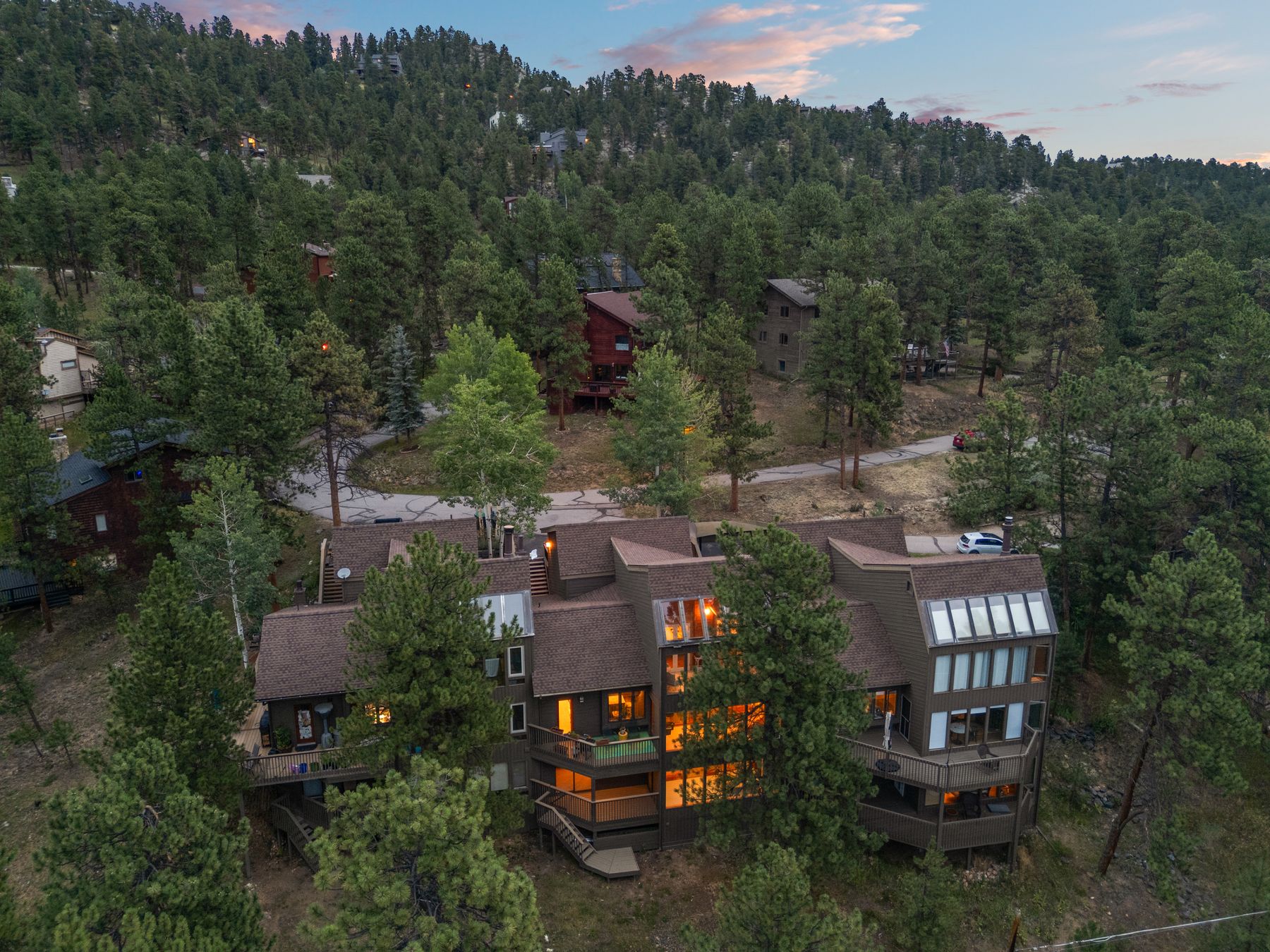  Evergreen Timbervale Retreat: Walk to Downtown, Sunrooms & Mountain View Meadow - 物件實景