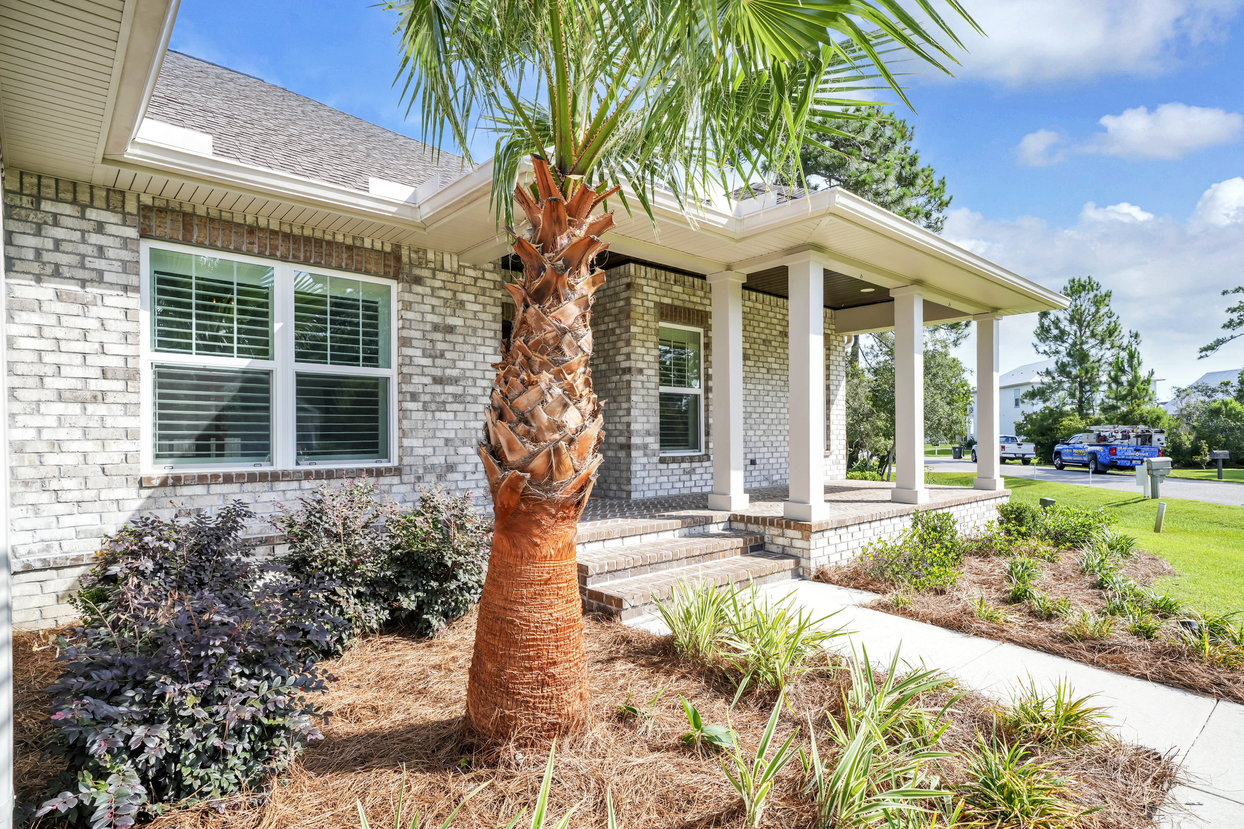  Move-In Ready Brick Home with Spacious Fenced Backyard Near the Bay - 物件實景