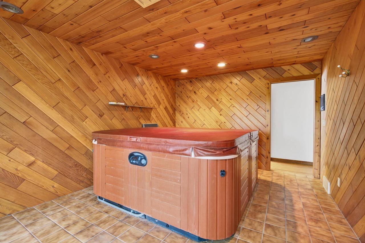 Oshkosh, Wisconsin, 54904, United States, 4 Bedrooms Bedrooms, ,3 BathroomsBathrooms,Residential,For Sale,1978045