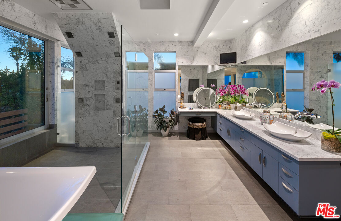 Los Angeles, California, 90069, United States, 4 Bedrooms Bedrooms, ,4 BathroomsBathrooms,Residential,For Sale,1766508