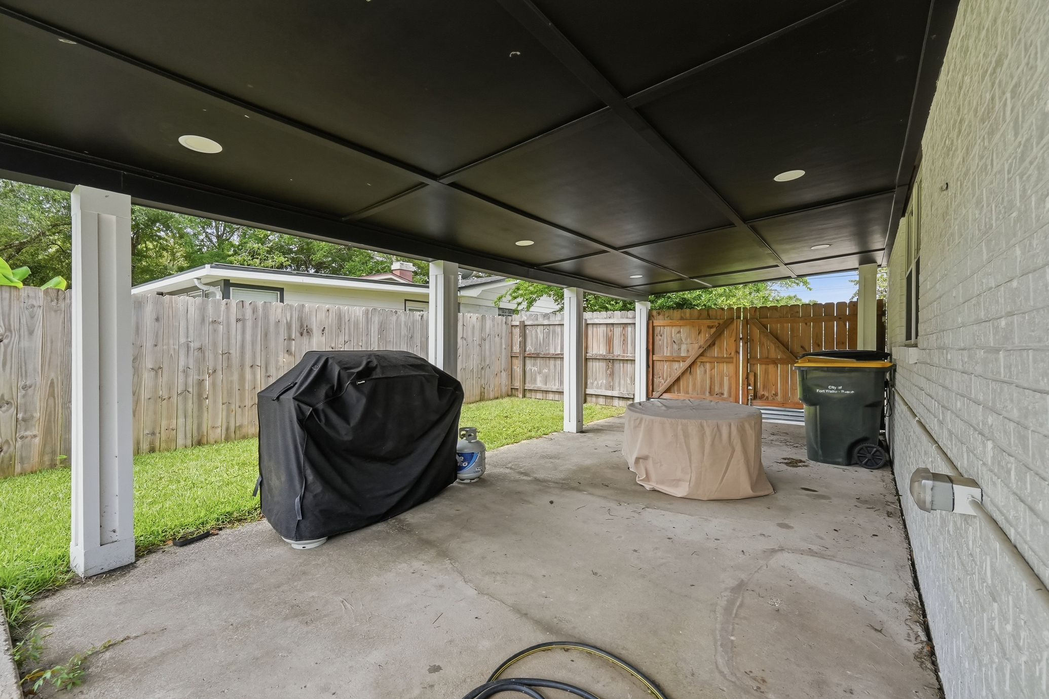  Move-In Ready Pool Home with Thoughtful Modern Updates - 物件實景