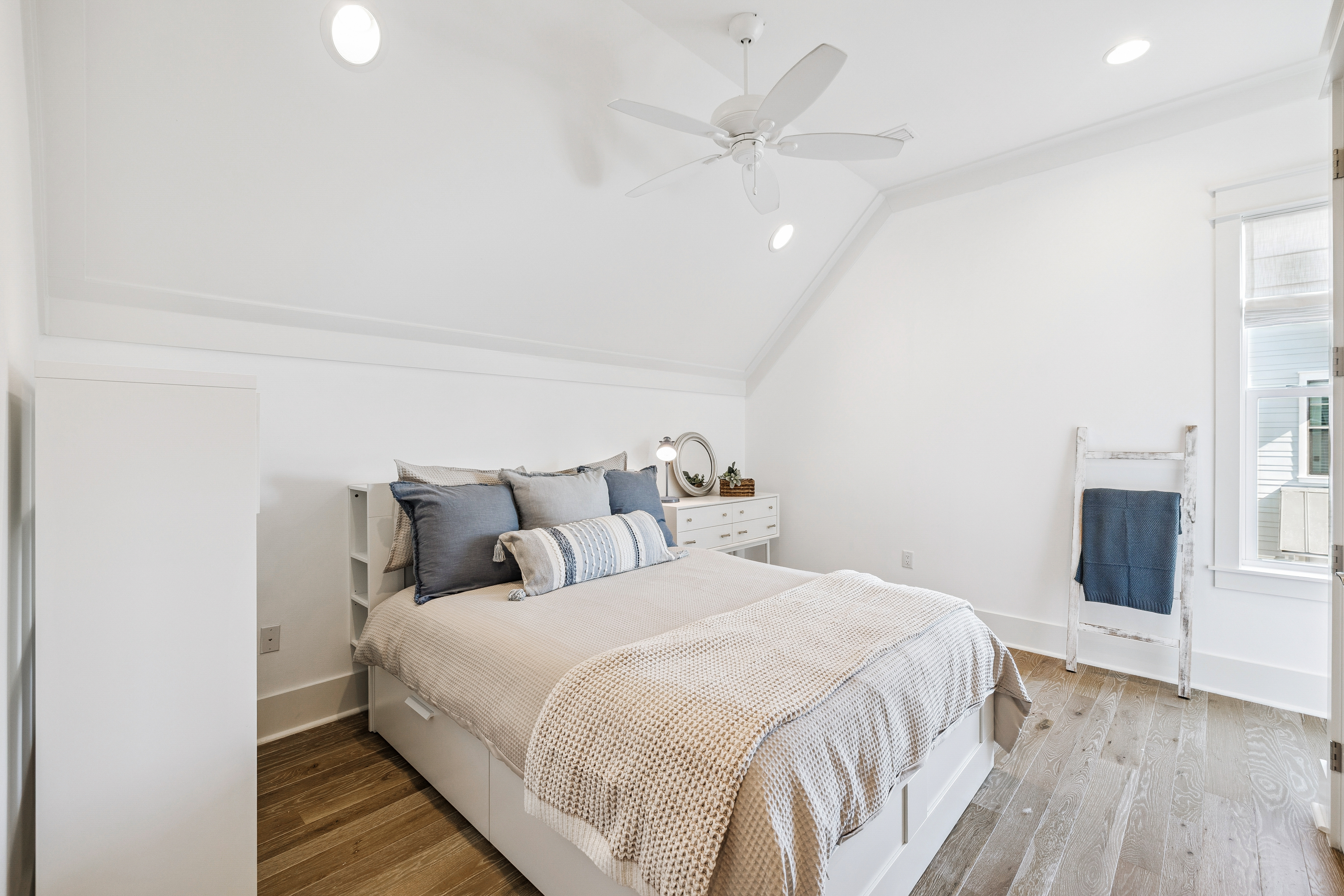  Designer-Furnished Coastal Retreat with Cabana & Outdoor Fireplace - 物件實景