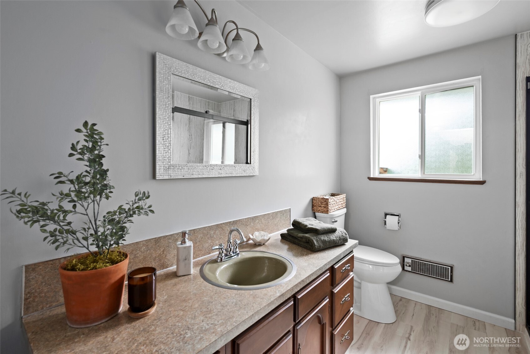 Oak Harbor, Washington, 98277, United States, 4 Bedrooms Bedrooms, ,1 BathroomBathrooms,Residential,For Sale,1926179