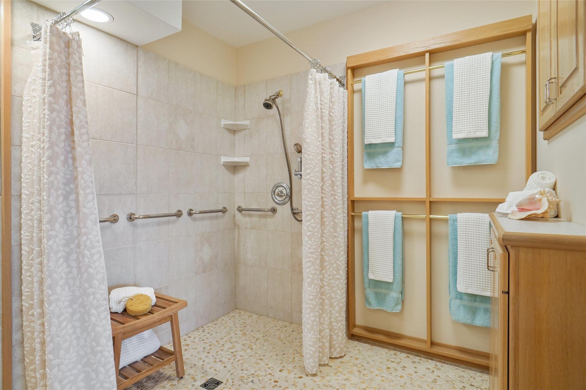 Horseshoe Bay, Texas, 78657, United States, 4 Bedrooms Bedrooms, ,4 BathroomsBathrooms,Residential,For Sale,1975051