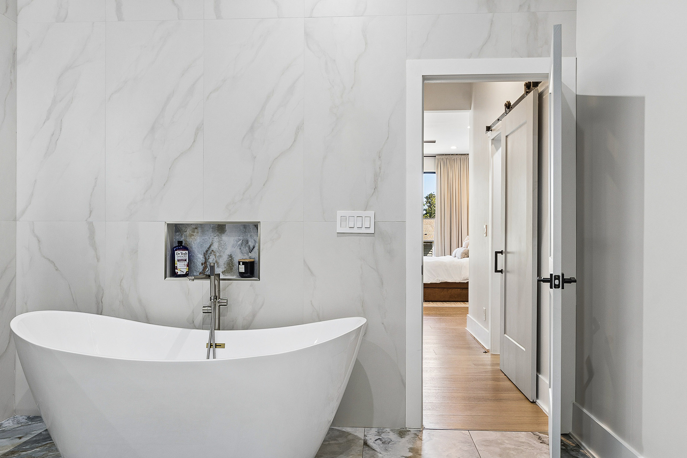  Sophisticated Modern Home in Sought-after Loring Heights - 物件實景