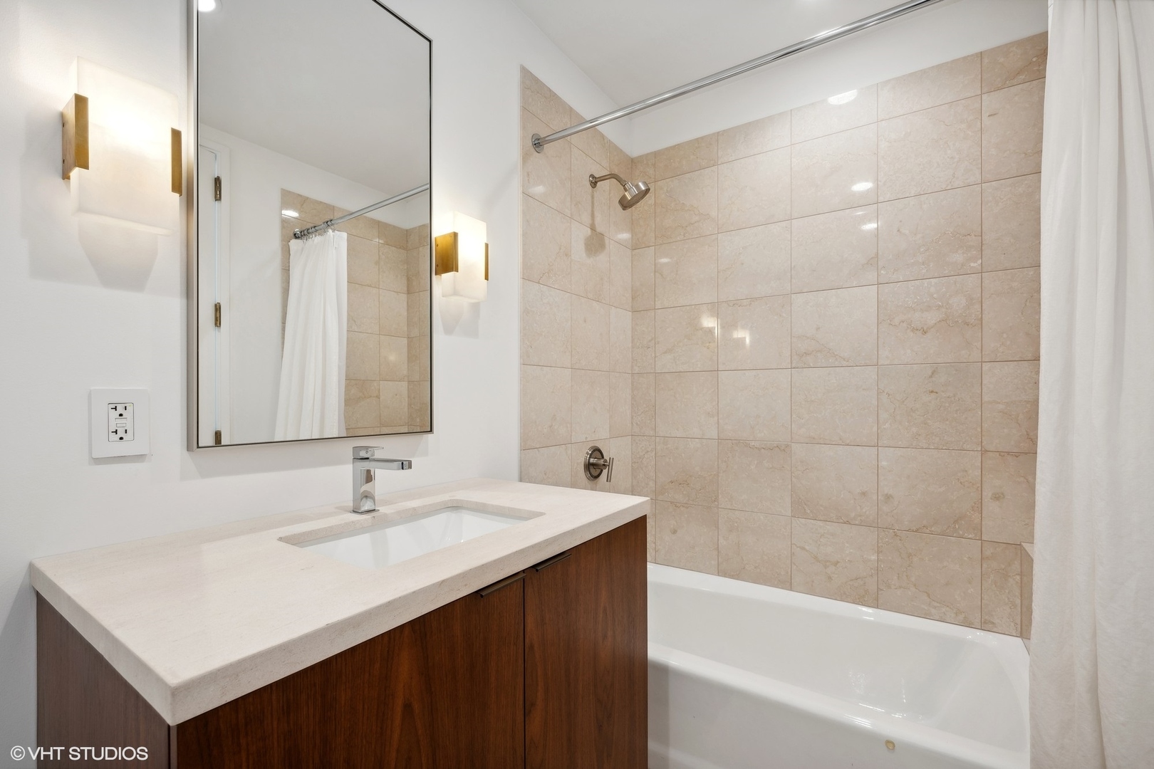 Chicago, Illinois, 60611, United States, 3 Bedrooms Bedrooms, ,4 BathroomsBathrooms,Residential,For Sale,1908723