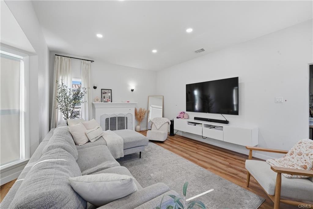 Huntington Park, California, 90255, United States, 3 Bedrooms Bedrooms, ,2 BathroomsBathrooms,Residential,For Sale,2006078