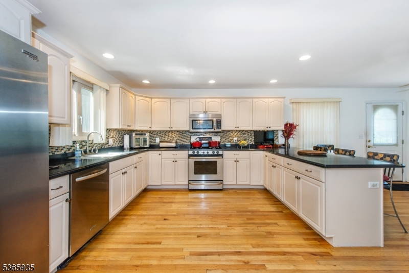 Wayne Twp., New Jersey, 07470, United States, 5 Bedrooms Bedrooms, ,3 BathroomsBathrooms,Residential,For Sale,1928449