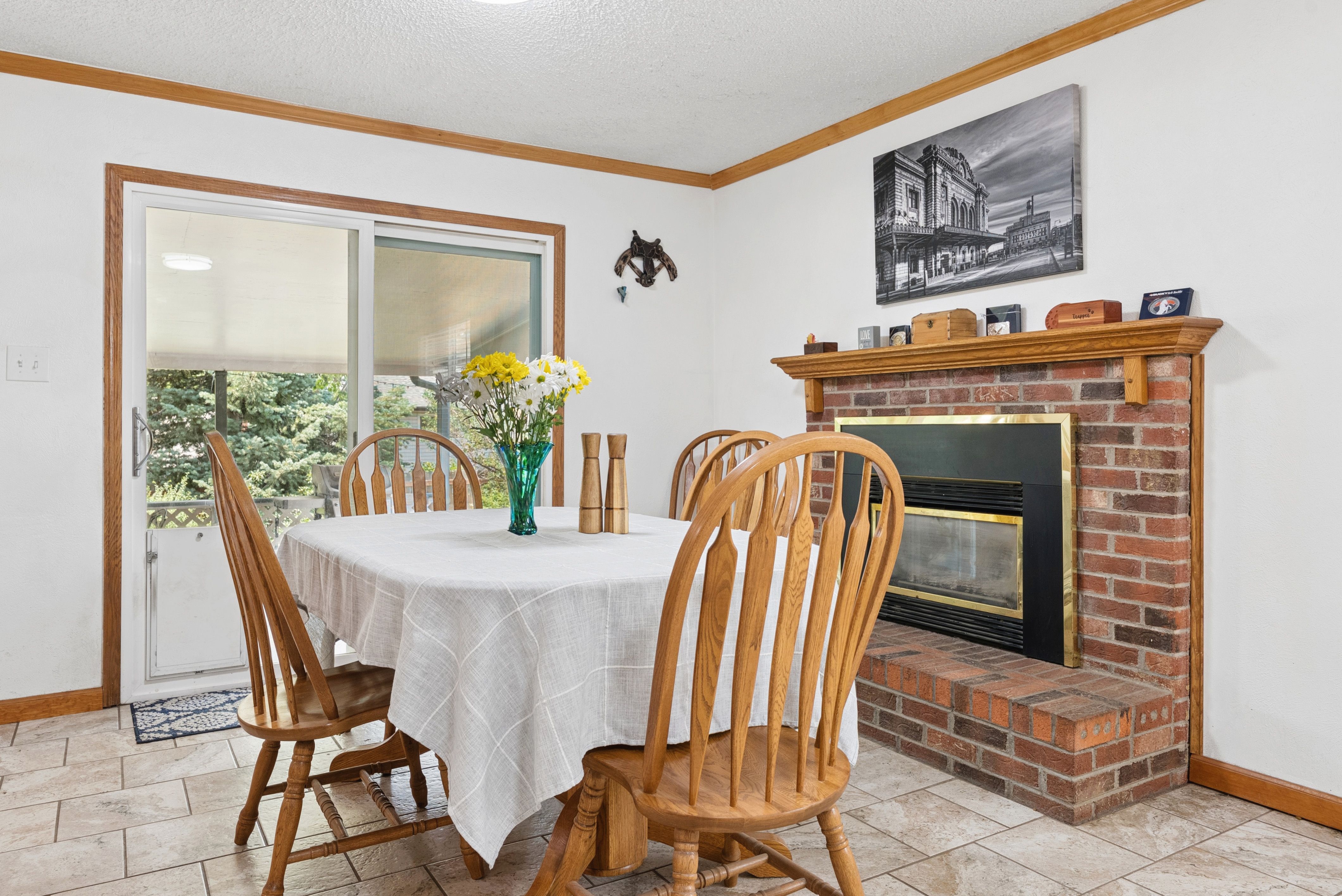  Charming and Well Maintained Home on a Large Corner Lot - 物件實景