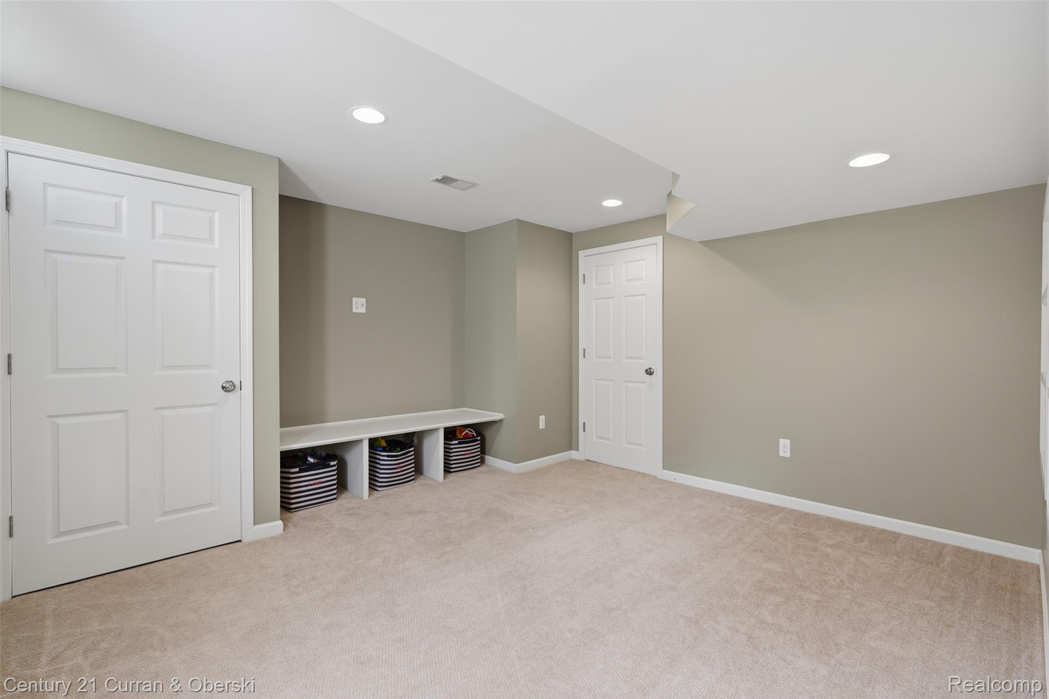 Farmington Hills, Michigan, 48331, United States, 4 Bedrooms Bedrooms, ,4 BathroomsBathrooms,Residential,For Sale,2048985
