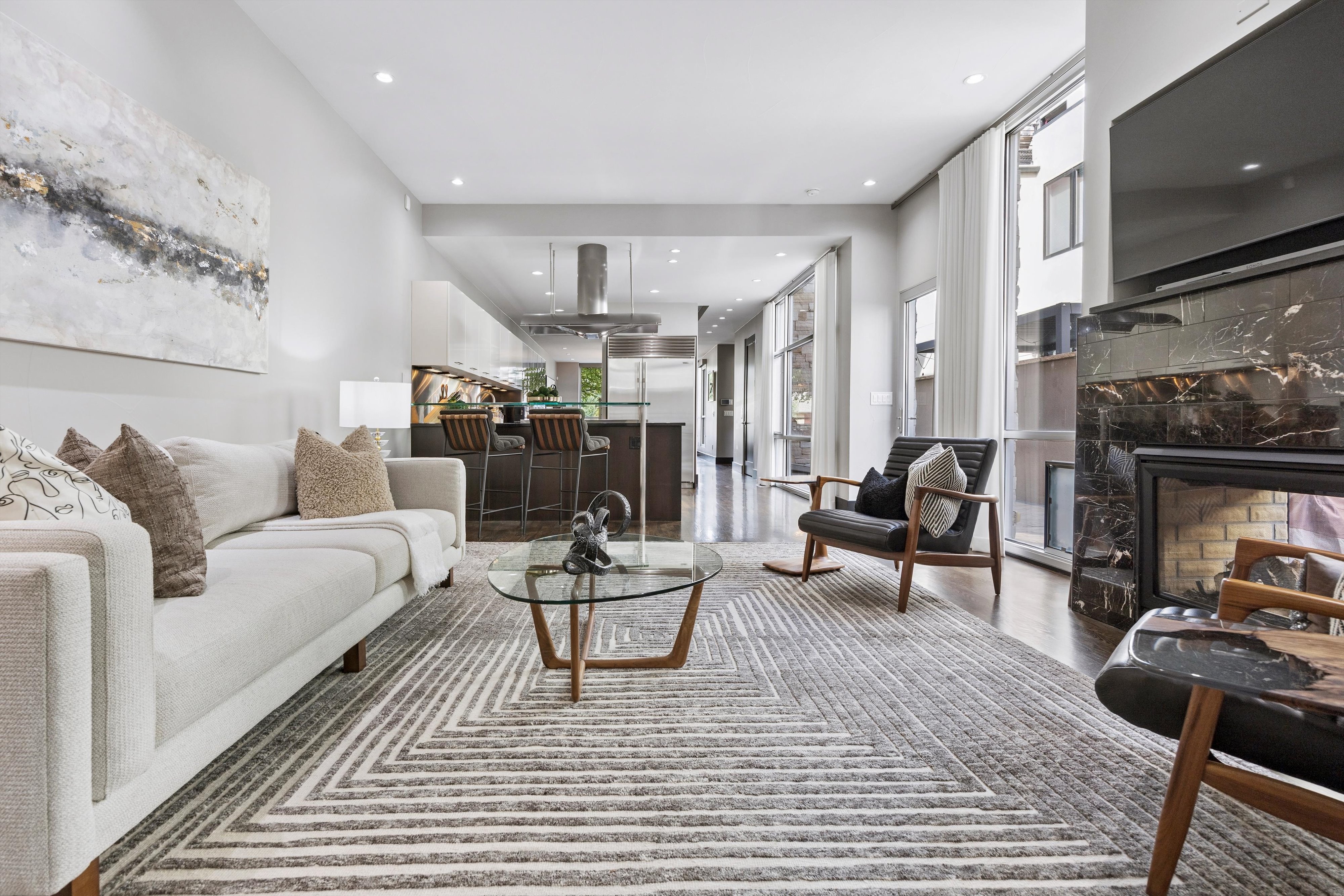  Contemporary residence combines sophisticated design with functional floor plan - 物件實景