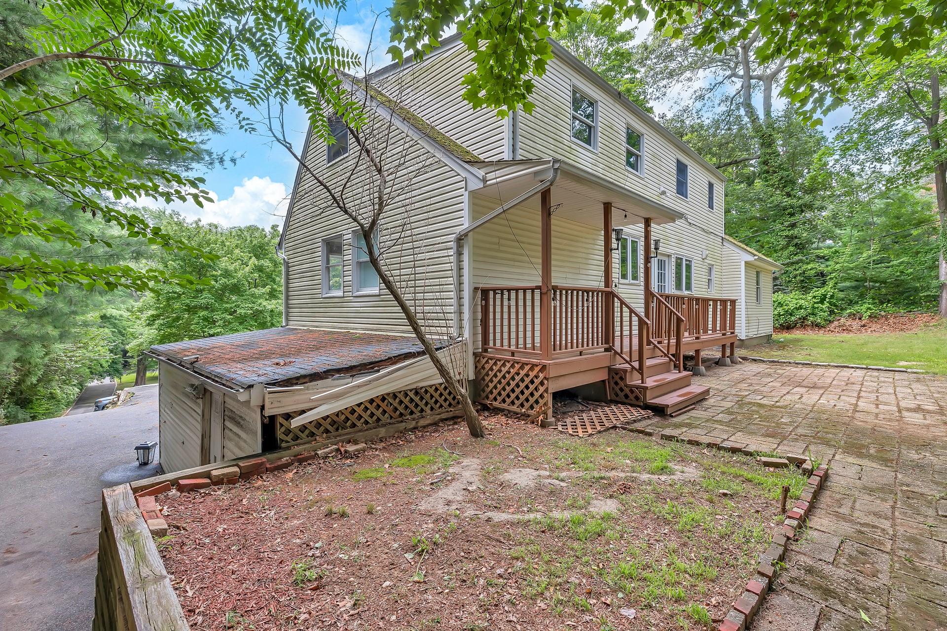 Huntington, New York, 11743, United States, 4 Bedrooms Bedrooms, ,3 BathroomsBathrooms,Residential,For Sale,1895271