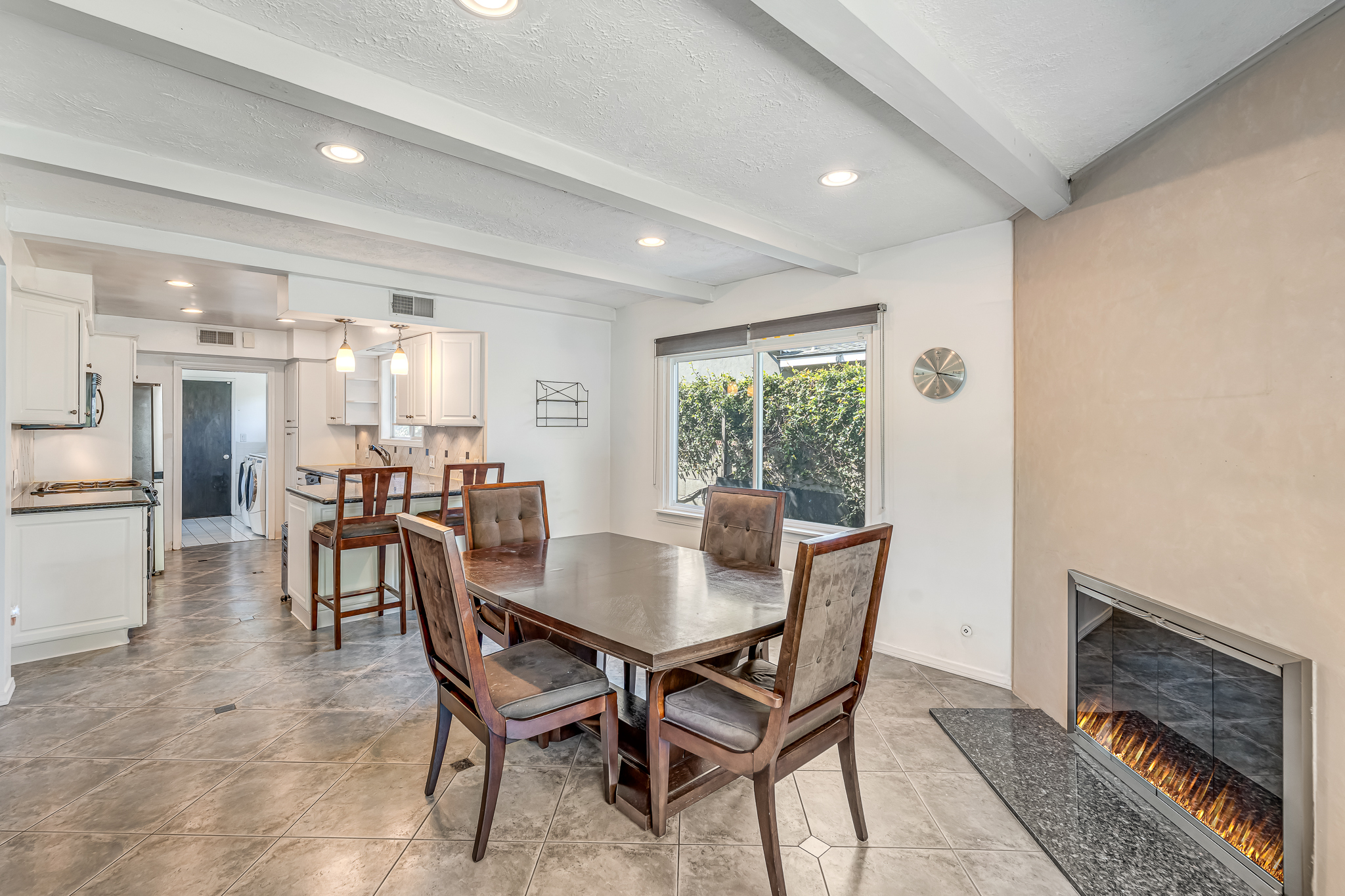  6626 Burnet Avenue - 物件實景