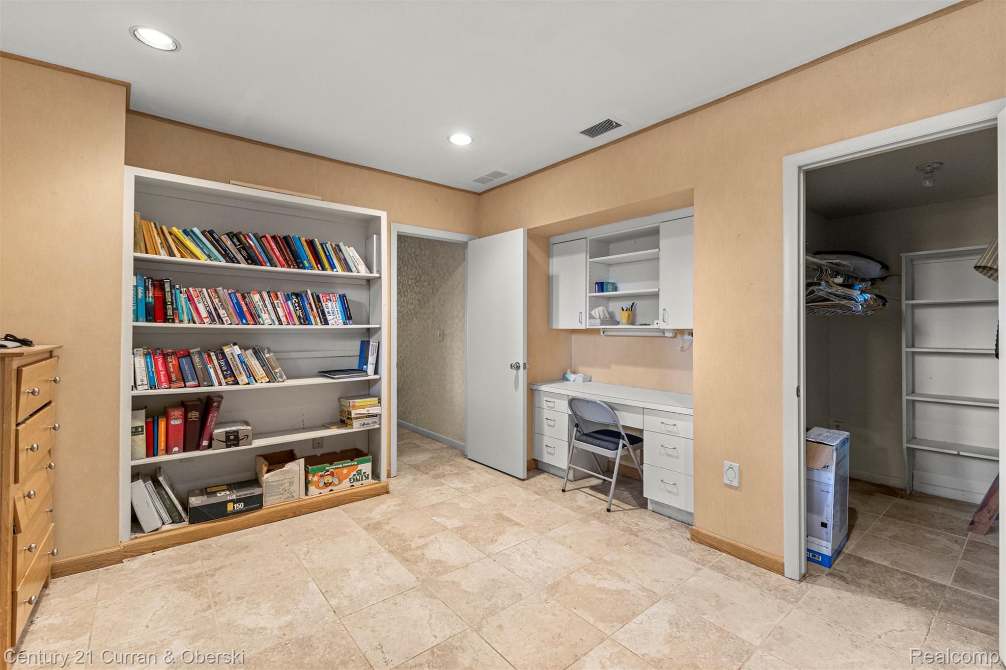 West Bloomfield Charter Township, Michigan, 48323, United States, 4 Bedrooms Bedrooms, ,4 BathroomsBathrooms,Residential,For Sale,1942642