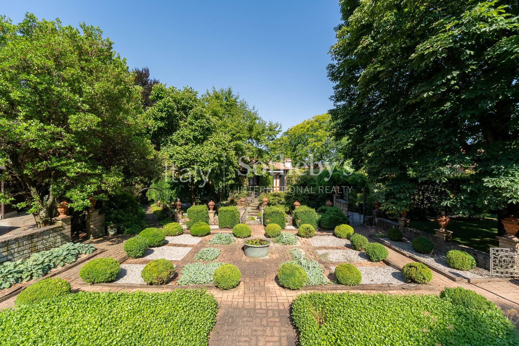  Prestigious residence with a magnificent landscaped garden. - 物件實景