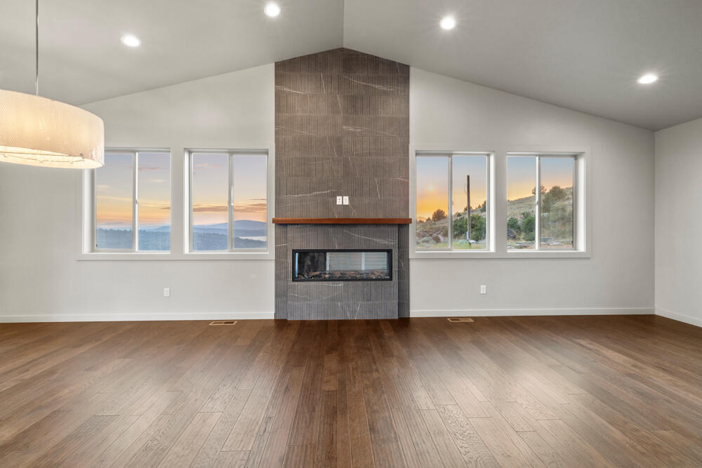 Klamath Falls, Oregon, 97601, United States, 3 Bedrooms Bedrooms, ,4 BathroomsBathrooms,Residential,For Sale,1794380