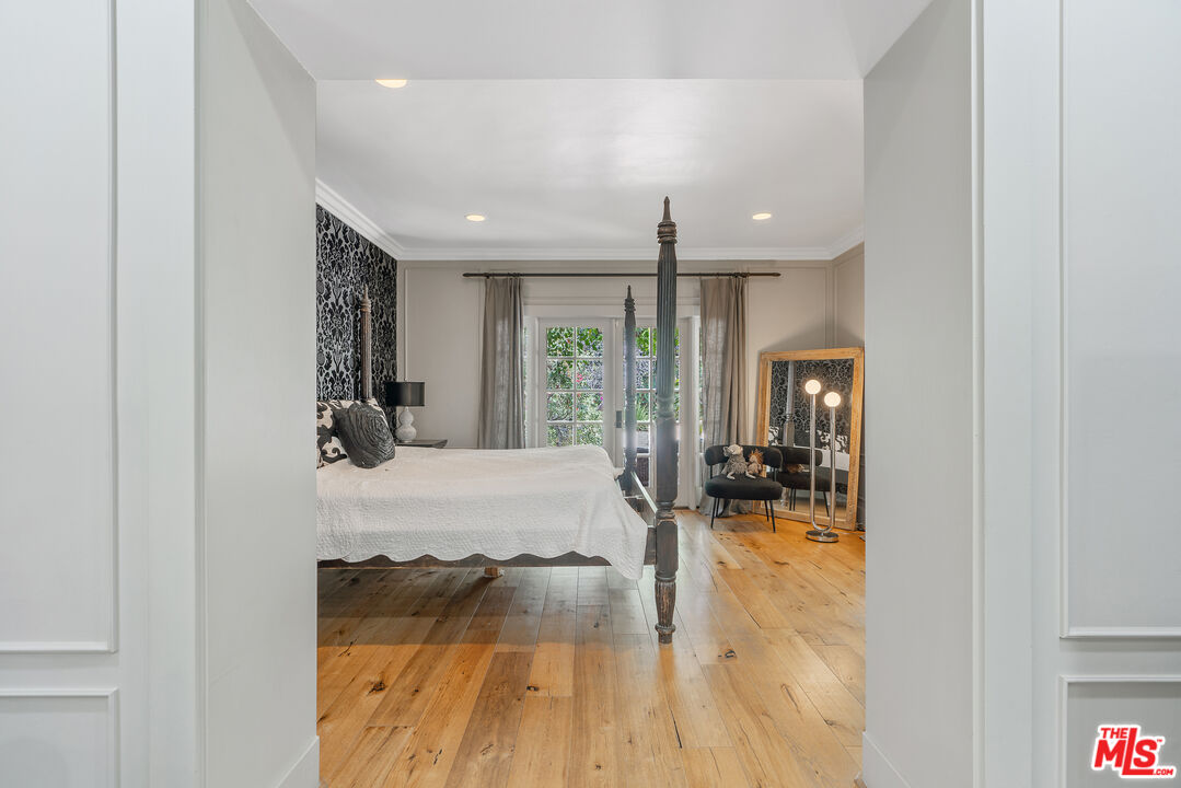 Los Angeles, California, 90005, United States, 3 Bedrooms Bedrooms, ,3 BathroomsBathrooms,Residential,For Sale,1876512