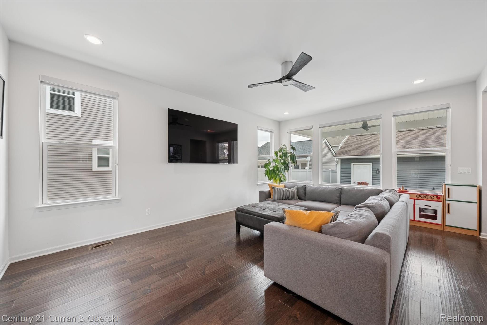 Ferndale, Michigan, 48220, United States, 3 Bedrooms Bedrooms, ,3 BathroomsBathrooms,Residential,For Sale,1984138