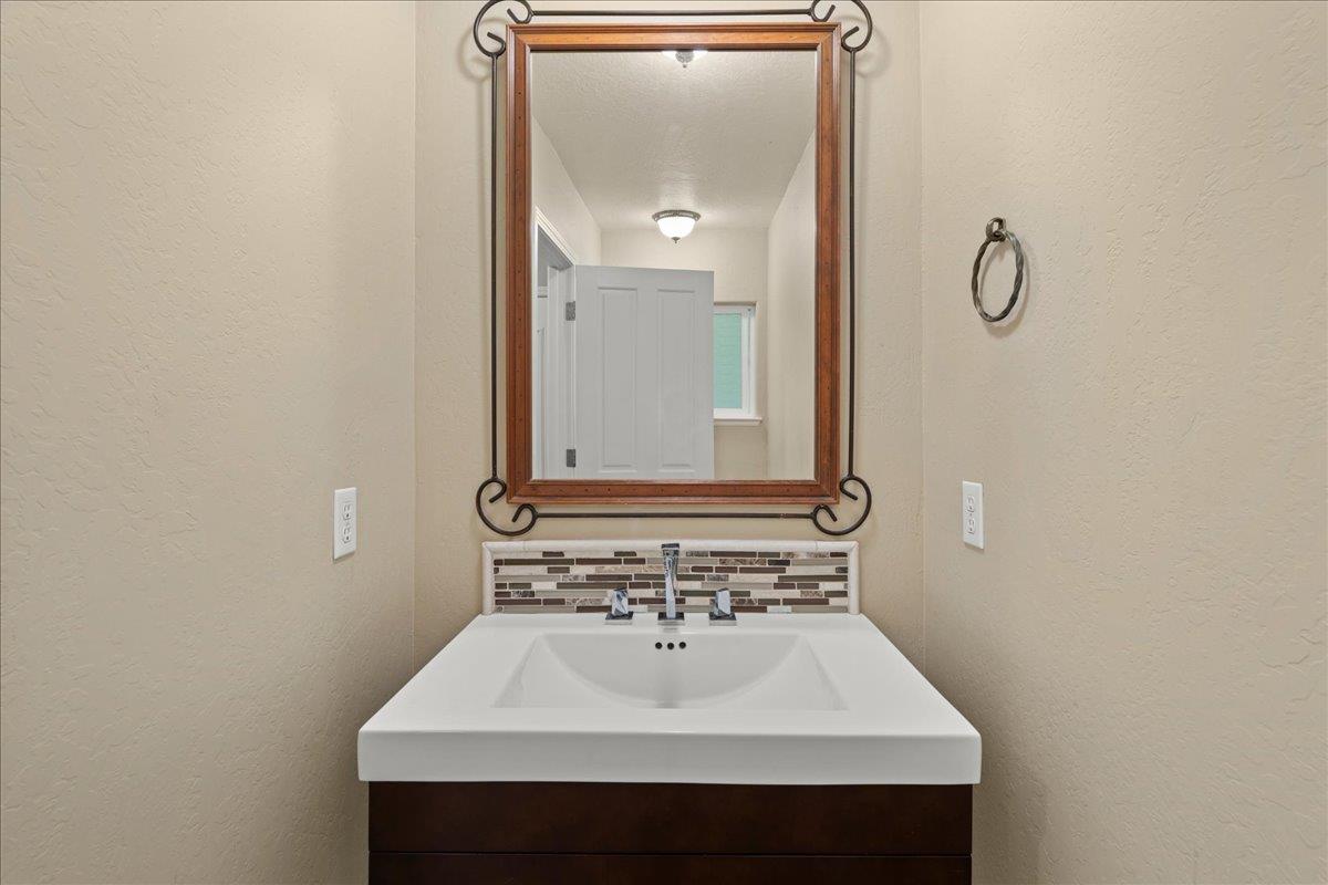 Los Gatos, California, 95033, United States, 3 Bedrooms Bedrooms, ,2 BathroomsBathrooms,Residential,For Sale,1839951