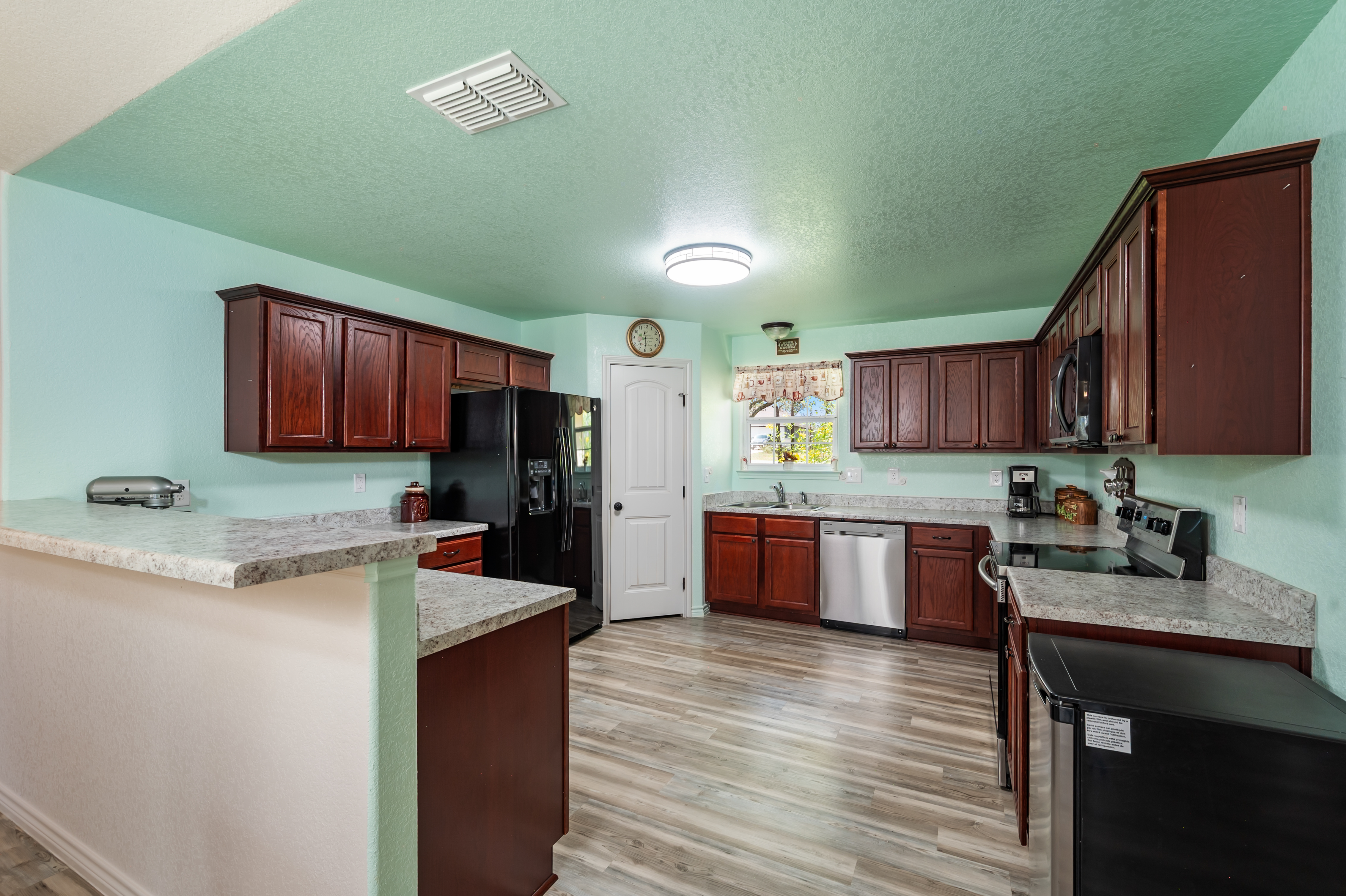  Spacious Poteet Home on 1.02 Acres - 物件實景