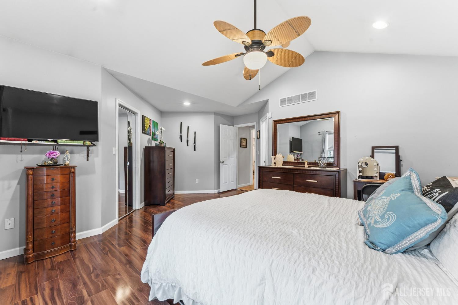 Dunellen, New Jersey, 08812, United States, 3 Bedrooms Bedrooms, ,2 BathroomsBathrooms,Residential,For Sale,1991582