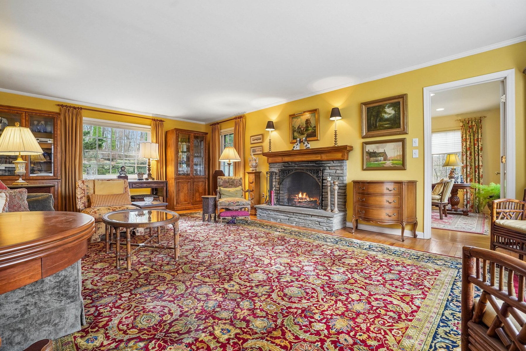  Classic Center Hall Colonial Privately Set on 1.2 Acres - 物件實景