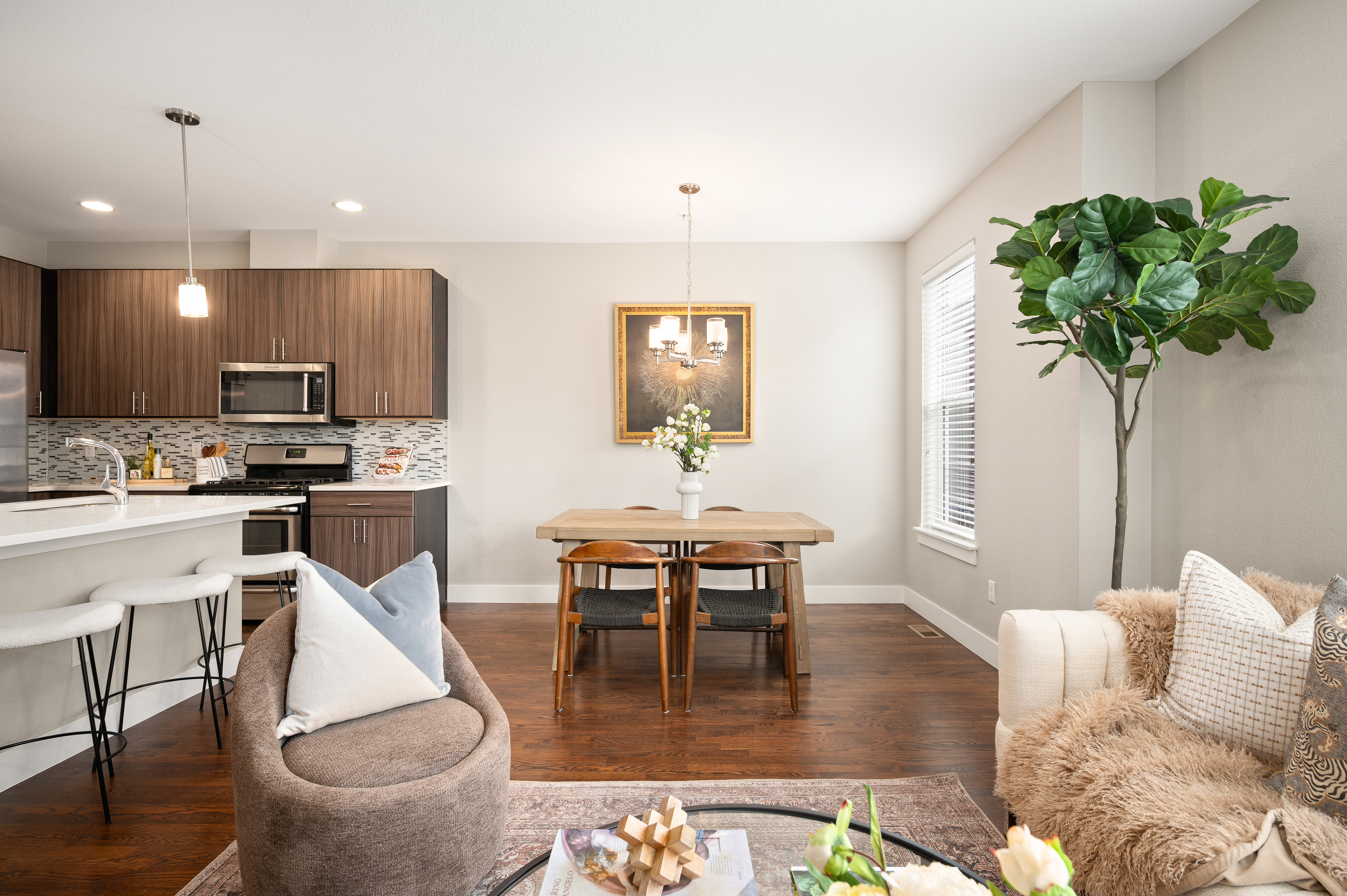  Beautifully Maintained Corner-Unit Townhome with Rooftop Views - 物件實景