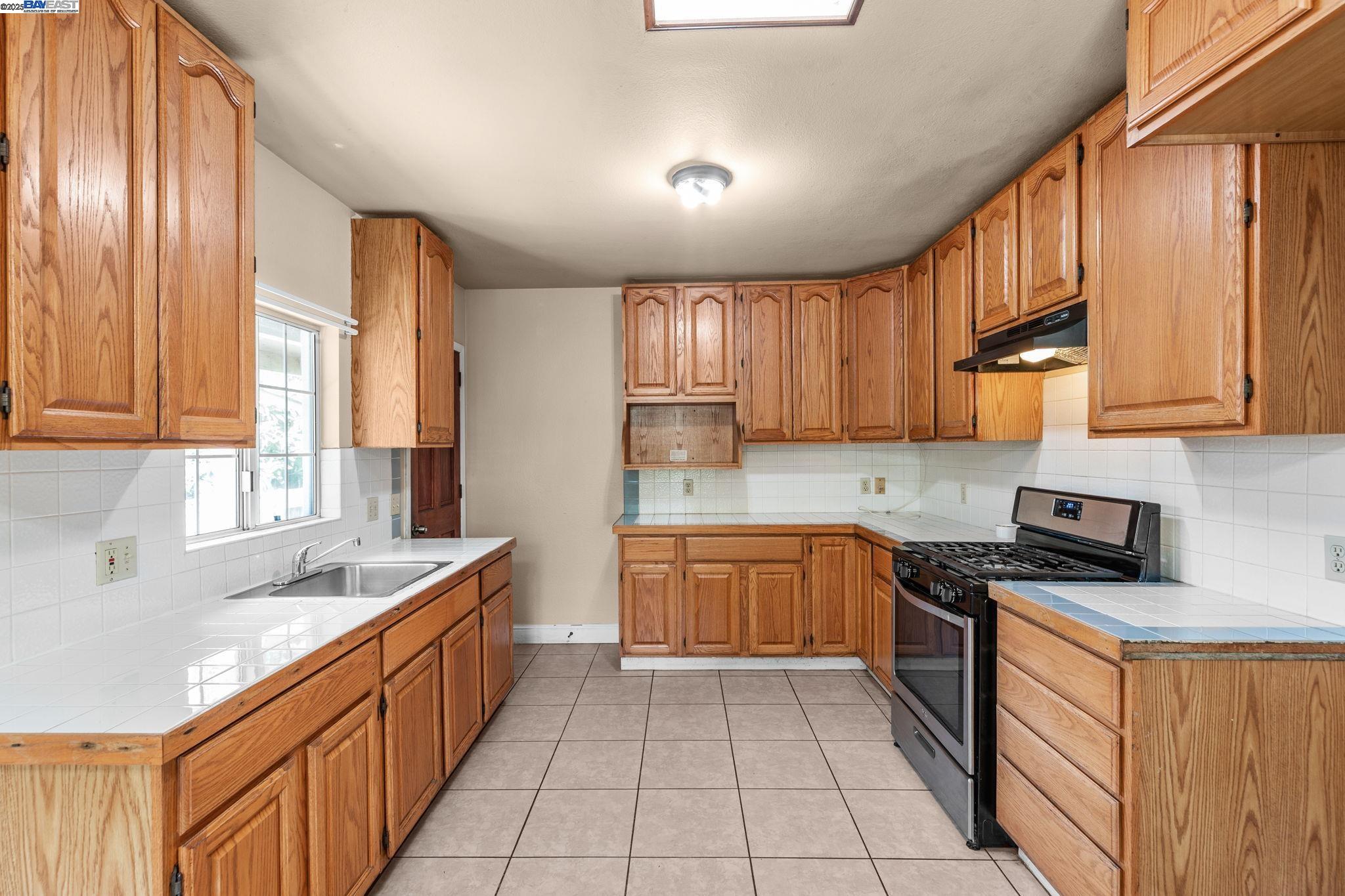 Redwood City, California, 94063, United States, 2 Bedrooms Bedrooms, ,1 BathroomBathrooms,Residential,For Sale,1991020