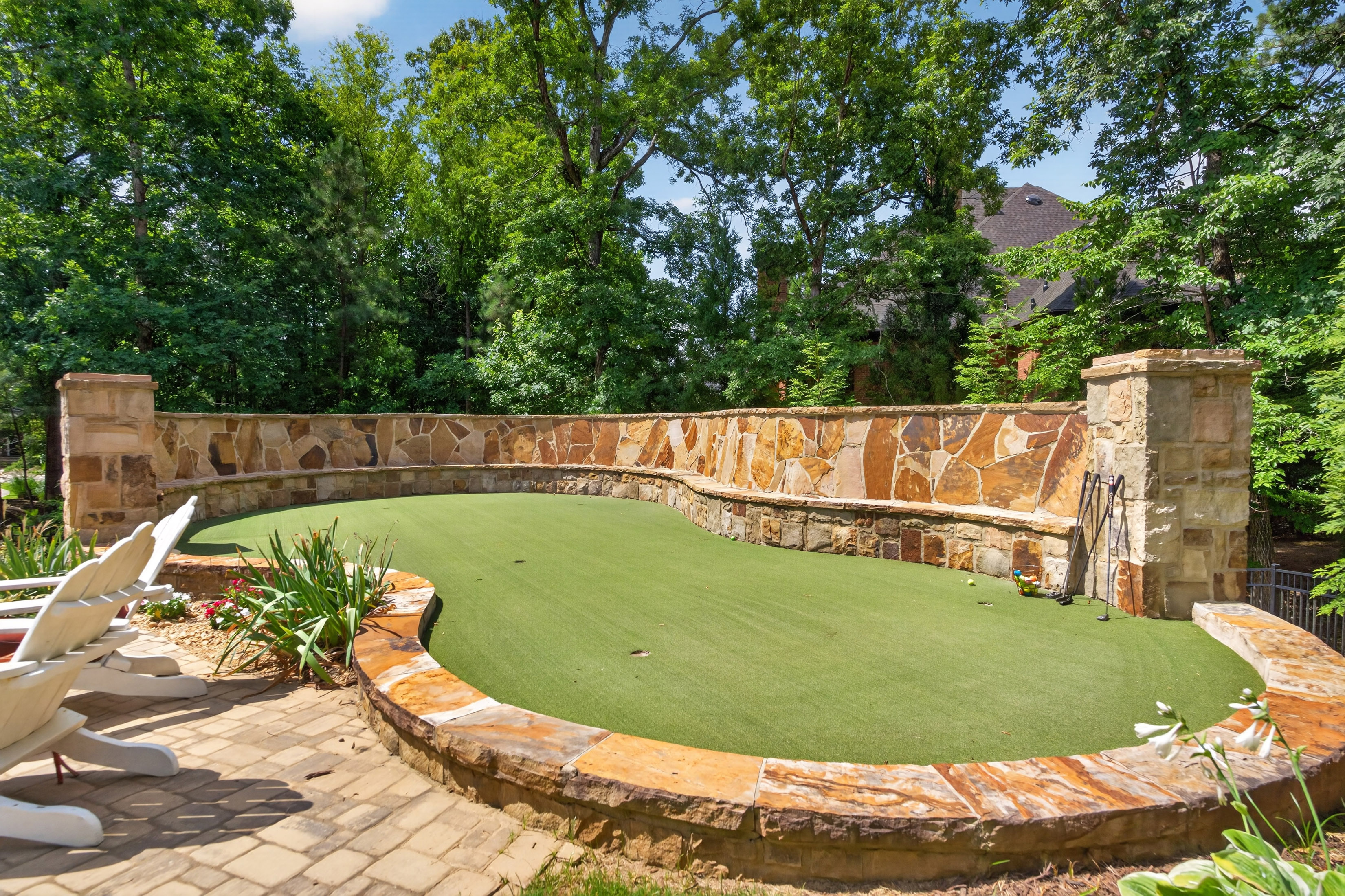  Experience Refined Estate Living in this Exceptional All-Brick and Stone Ranch - 物件實景