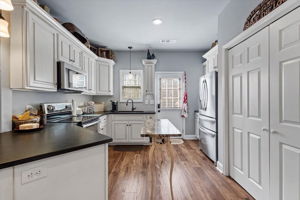 Blue Ridge, Georgia, 30513, United States, 3 Bedrooms Bedrooms, ,2 BathroomsBathrooms,Residential,For Sale,1979070