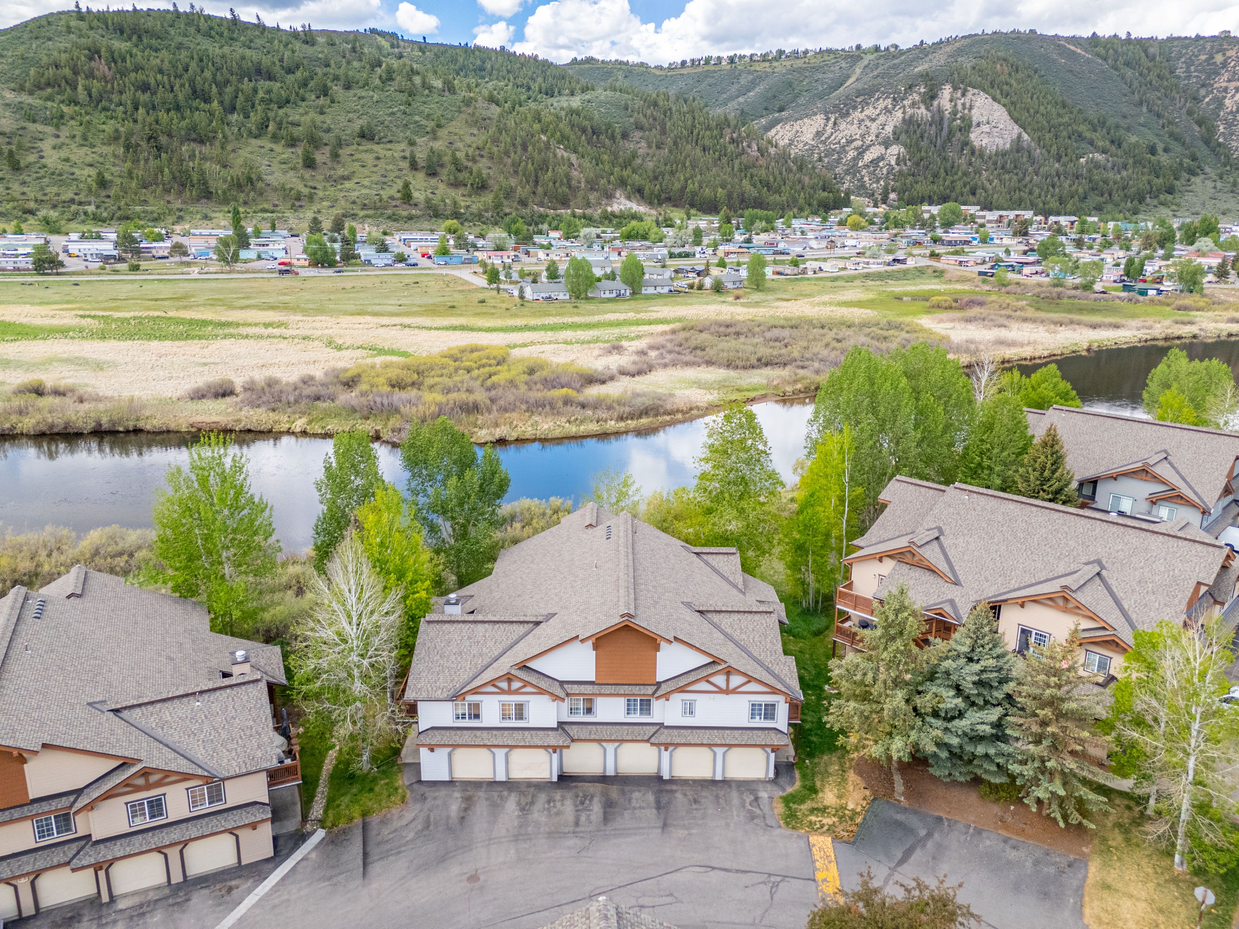  South-Facing End-Unit Residence With Beautiful River and Mountain views - 物件實景
