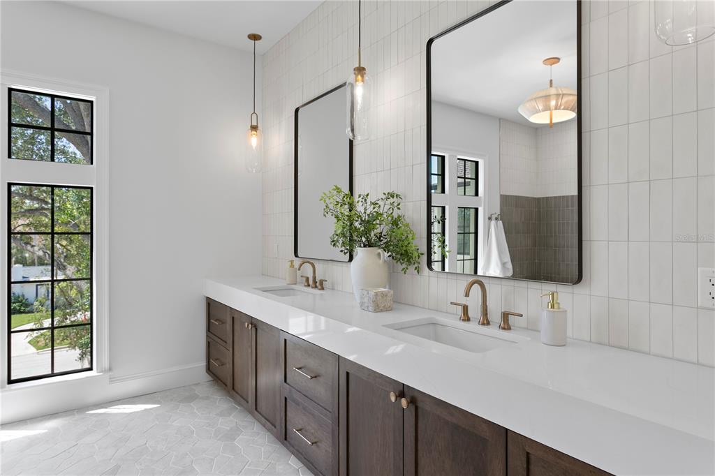Tampa, Florida, 33629, United States, 5 Bedrooms Bedrooms, ,5 BathroomsBathrooms,Residential,For Sale,1837490