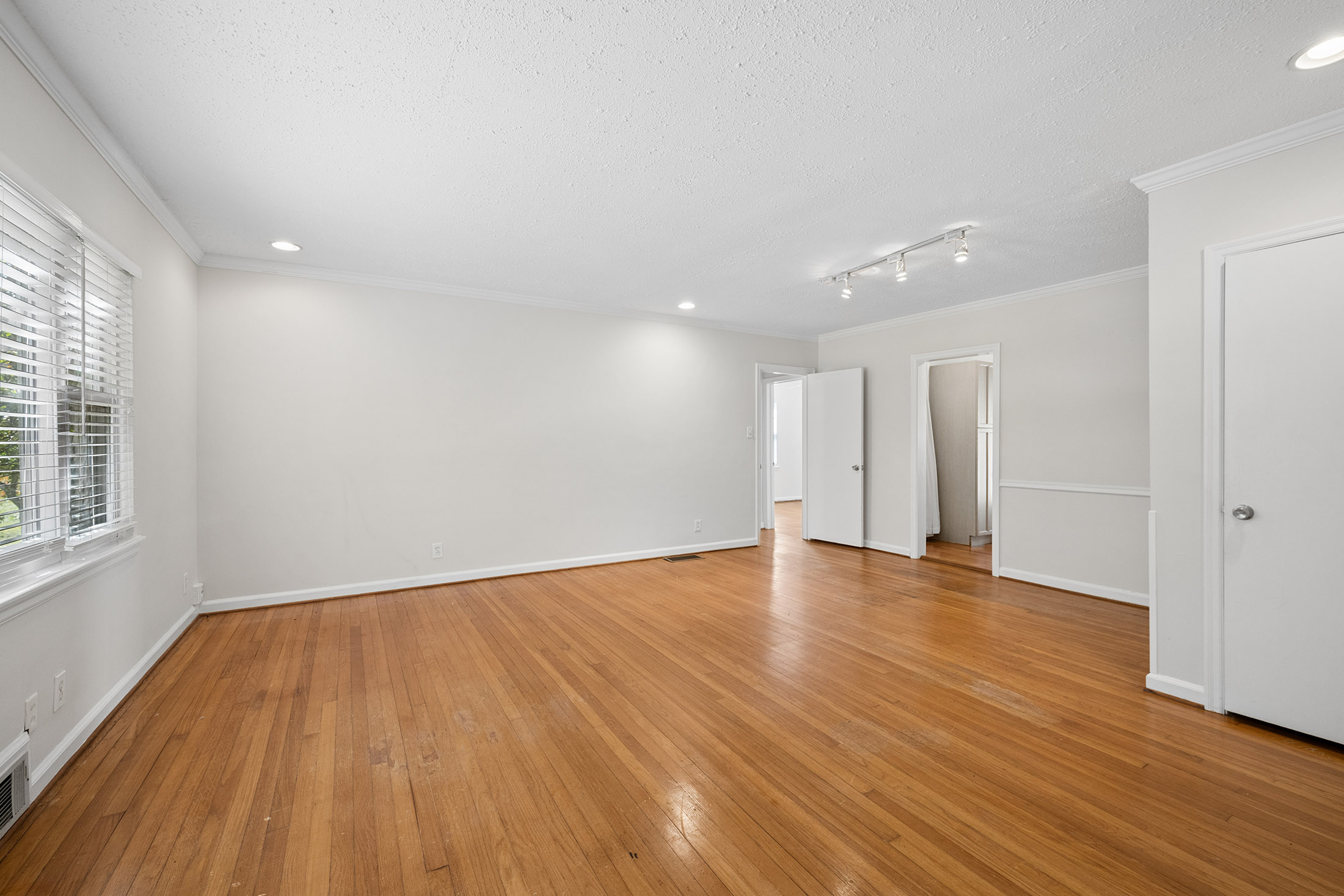  Beautifully Updated Brick Duplex Offers Rare Opportunity in the Heart of Decatur - 物件實景