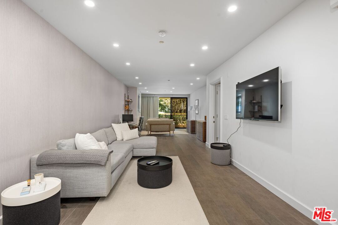 Santa Monica, California, 90402, United States, 2 Bedrooms Bedrooms, ,2 BathroomsBathrooms,Residential,For Sale,1901318