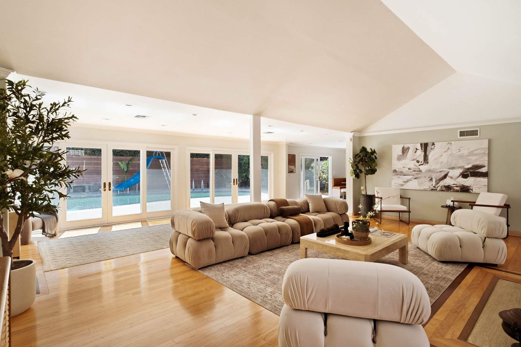  2103  N Hobart Blvd - 物件實景