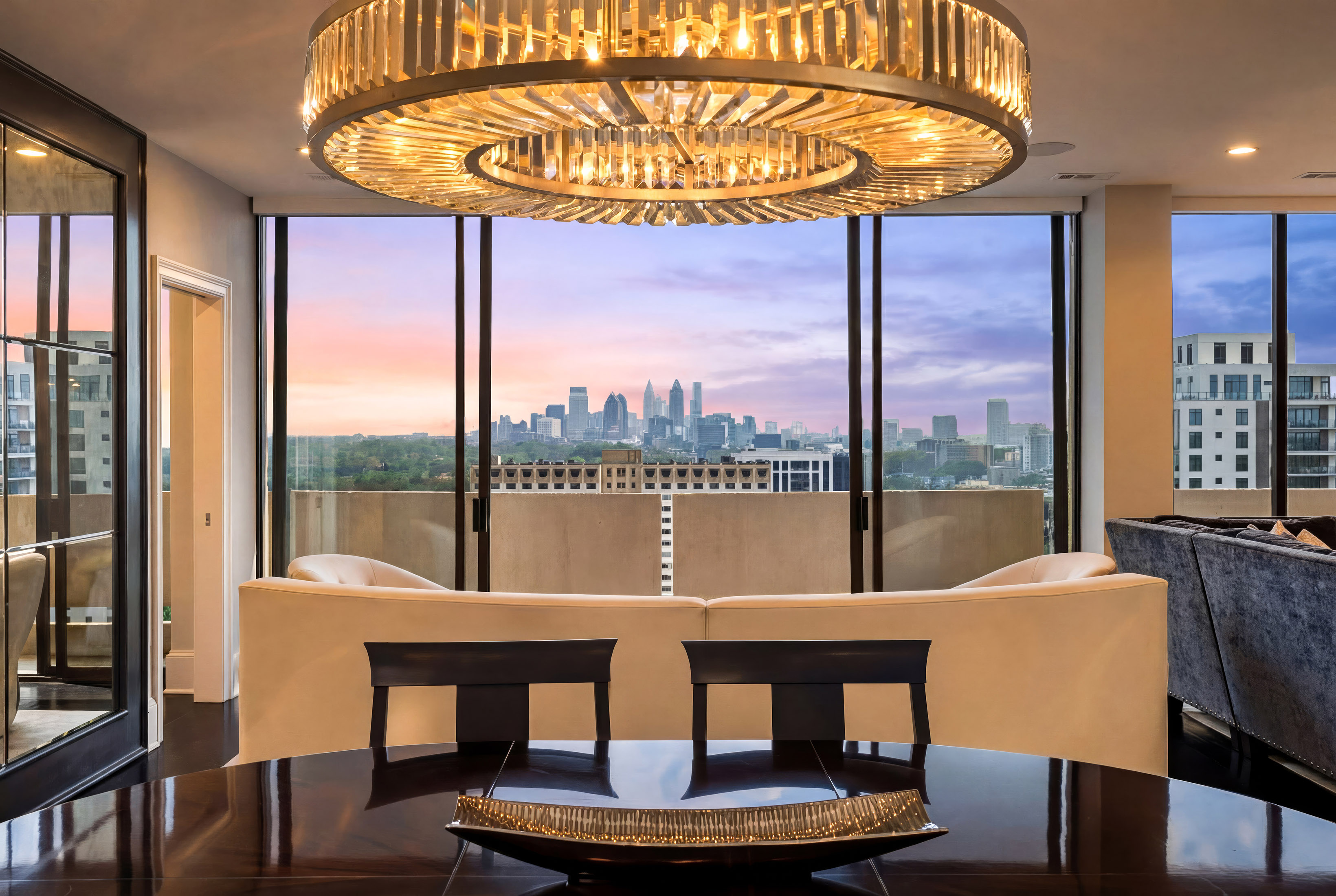  Fully Renovated Residence with Stunning Skyline Views - 物件實景